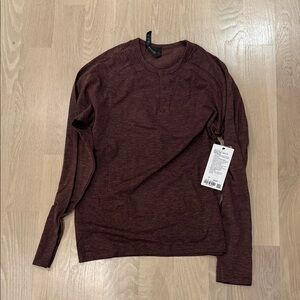 Lululemon metal vent tech LS Henley